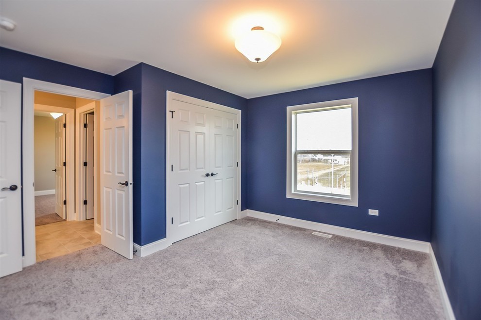 Idées déco pour une chambre contemporaine de taille moyenne avec un mur bleu, aucune cheminée et un sol gris.