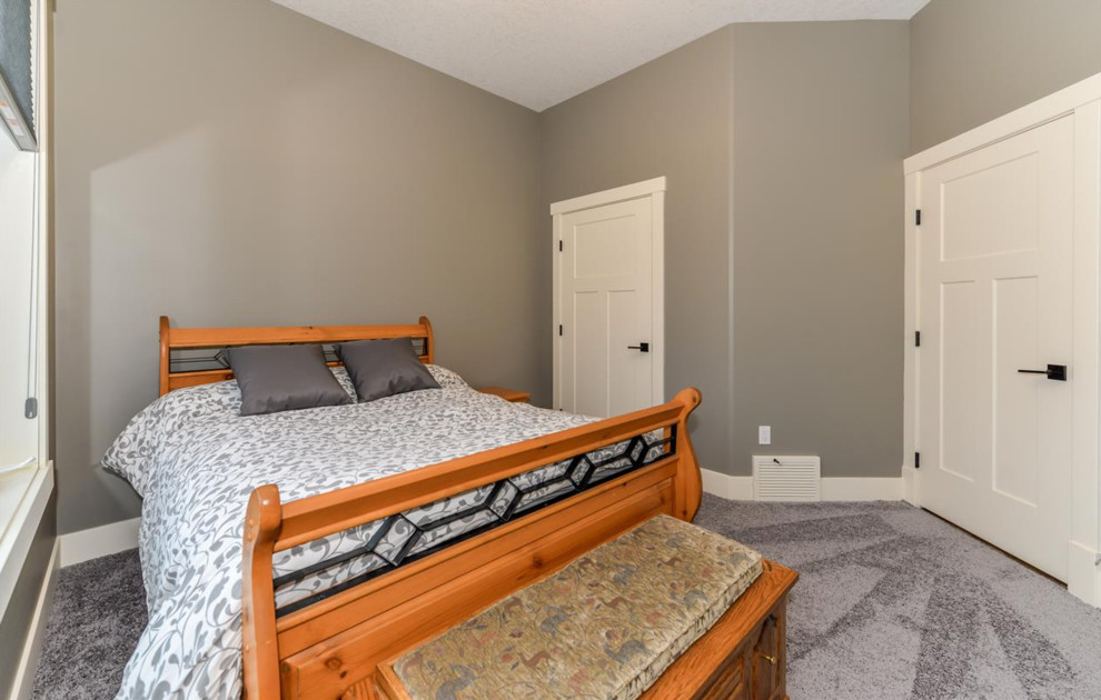 Mittelgroßes Uriges Gästezimmer mit grauer Wandfarbe, Teppichboden und grauem Boden in Edmonton