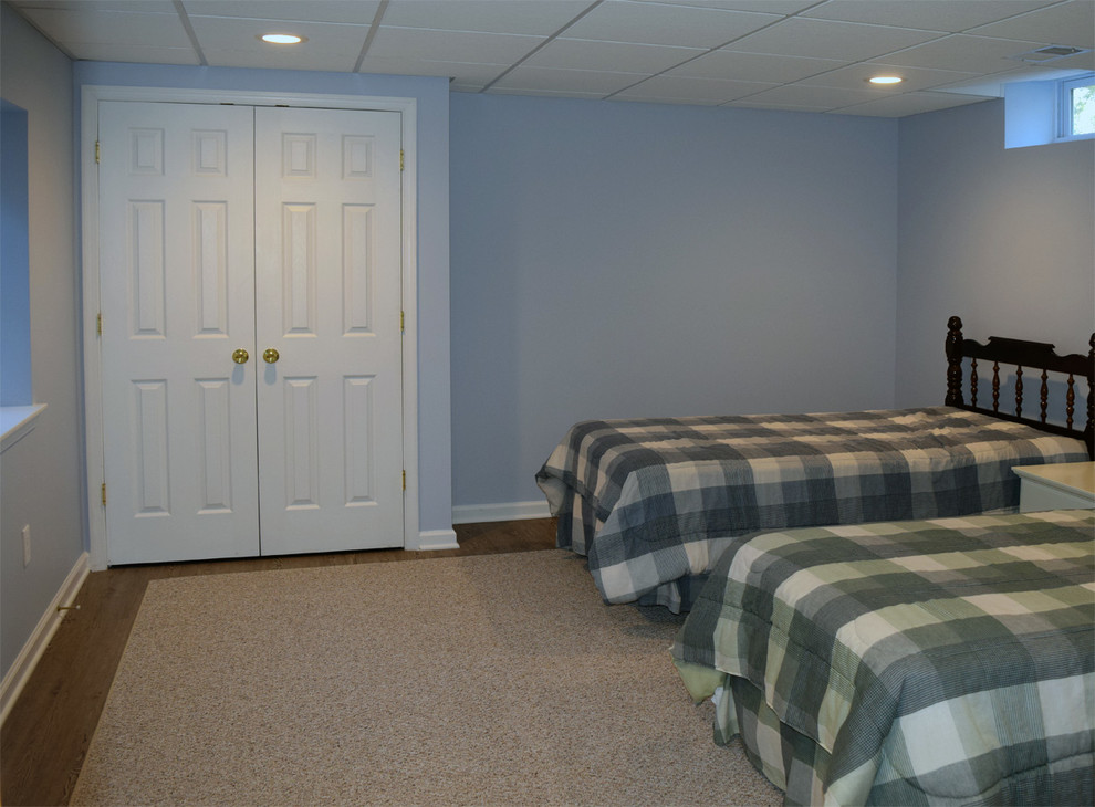 Immagine di una grande camera da letto classica con pareti blu e pavimento in vinile