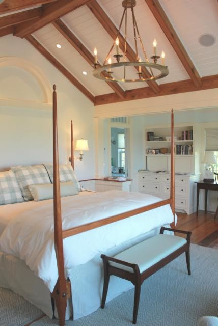 Großes Maritimes Hauptschlafzimmer ohne Kamin mit blauer Wandfarbe, braunem Holzboden und braunem Boden in Boston
