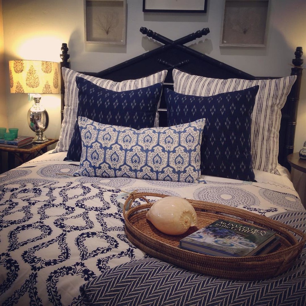 Пример оригинального дизайна: гостевая спальня среднего размера, (комната для гостей) в морском стиле с синими стенами