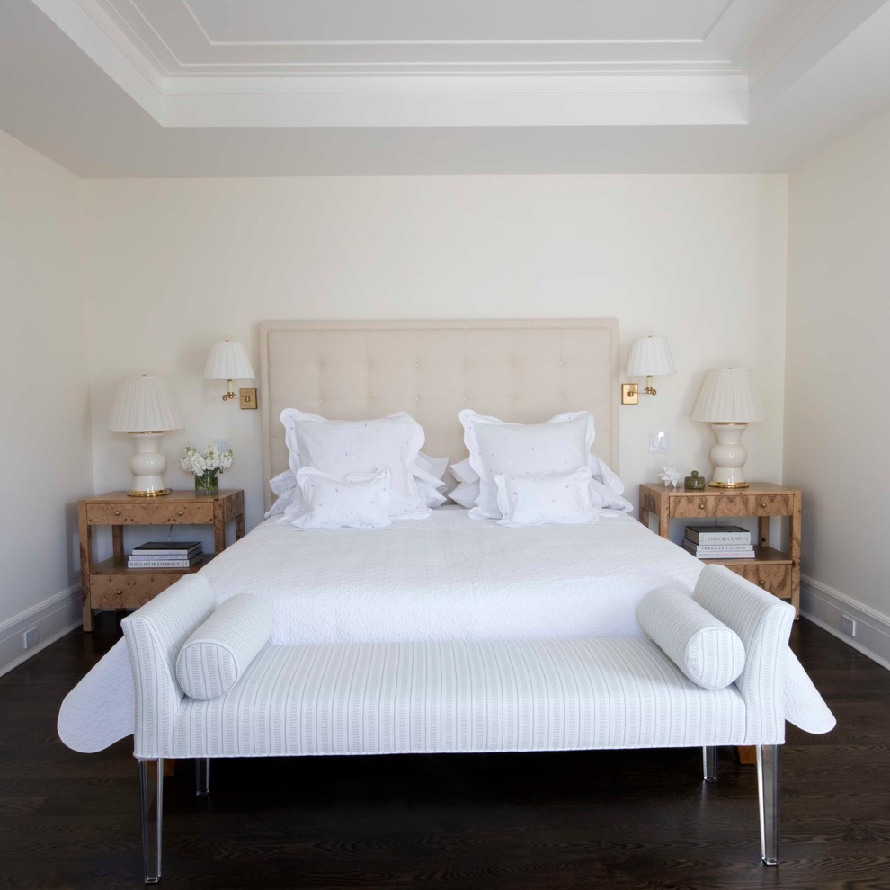 Источник вдохновения для домашнего уюта: хозяйская спальня среднего размера в стиле неоклассика (современная классика) с белыми стенами, темным паркетным полом и коричневым полом