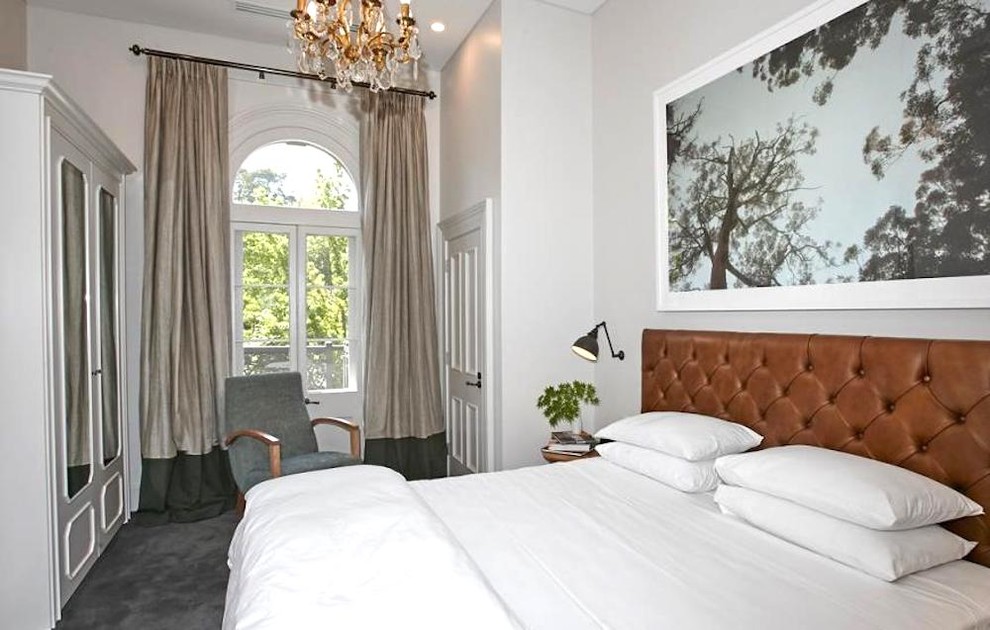 アデレードにある中くらいなコンテンポラリースタイルのおしゃれな主寝室 (ベージュの壁、カーペット敷き、グレーの床)