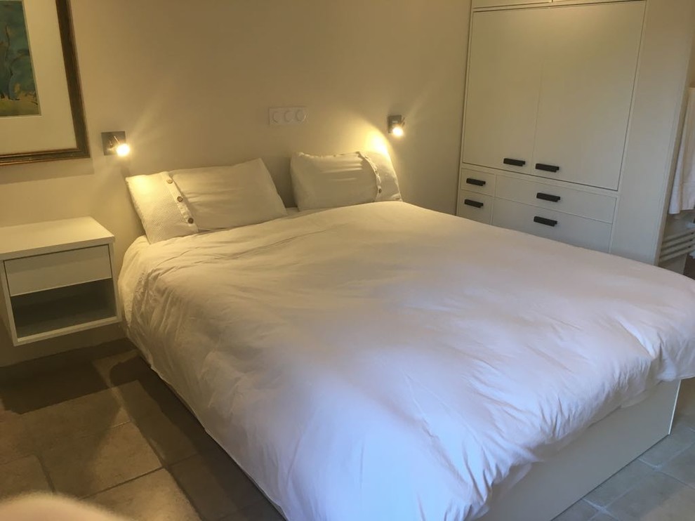 Свежая идея для дизайна: спальня среднего размера в современном стиле с белыми стенами и бежевым полом - отличное фото интерьера