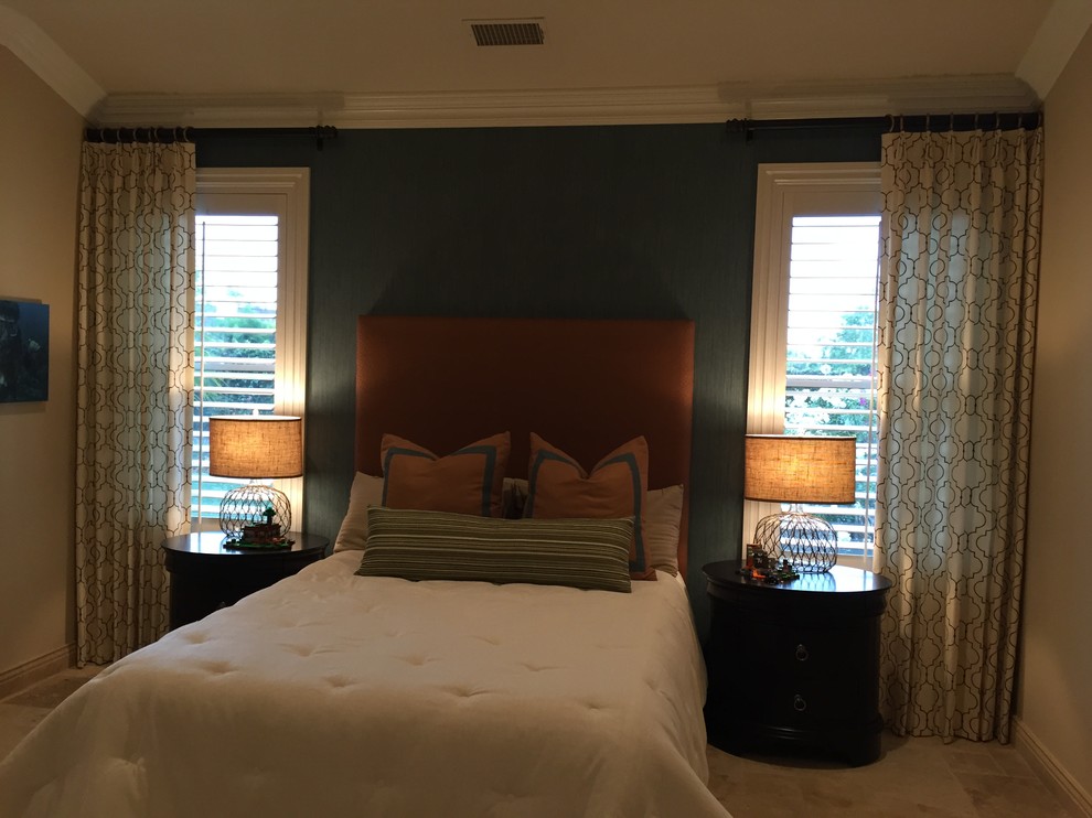 Großes Eklektisches Gästezimmer ohne Kamin mit blauer Wandfarbe und Travertin in Orange County
