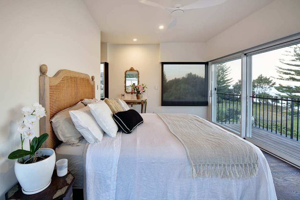 他の地域にあるトロピカルスタイルのおしゃれな客用寝室 (白い壁、濃色無垢フローリング、茶色い床) のレイアウト