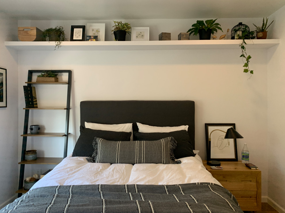 Mittelgroßes Skandinavisches Hauptschlafzimmer mit weißer Wandfarbe, Laminat und braunem Boden in San Francisco