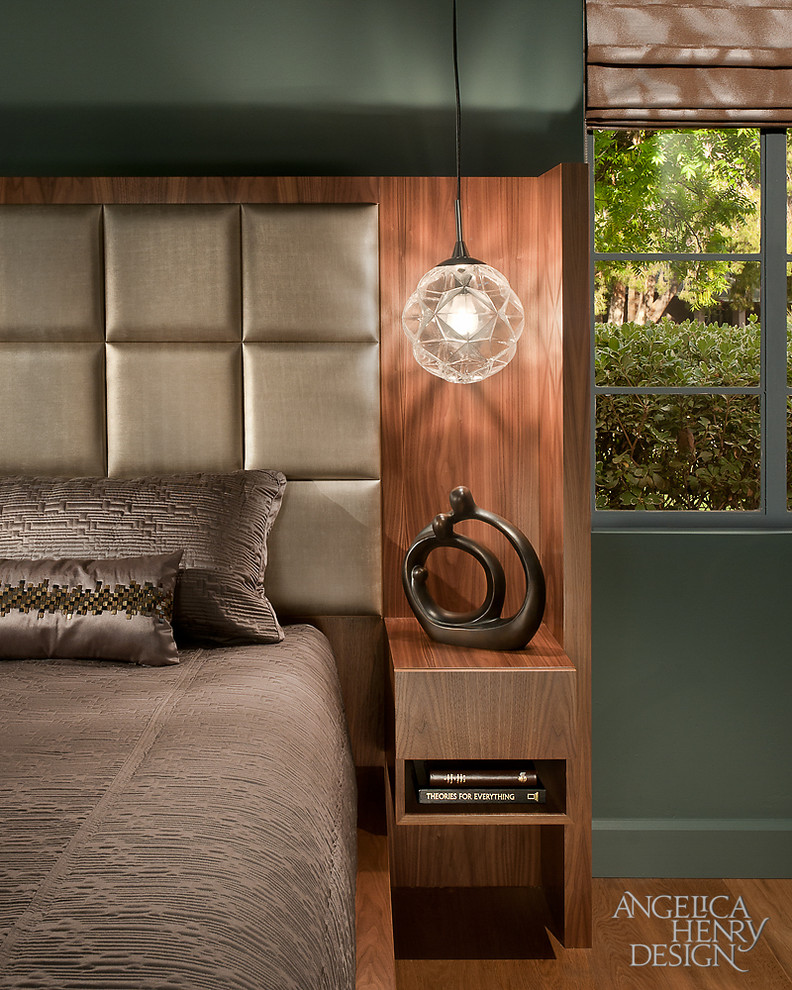 Стильный дизайн: хозяйская спальня в современном стиле с паркетным полом среднего тона - последний тренд