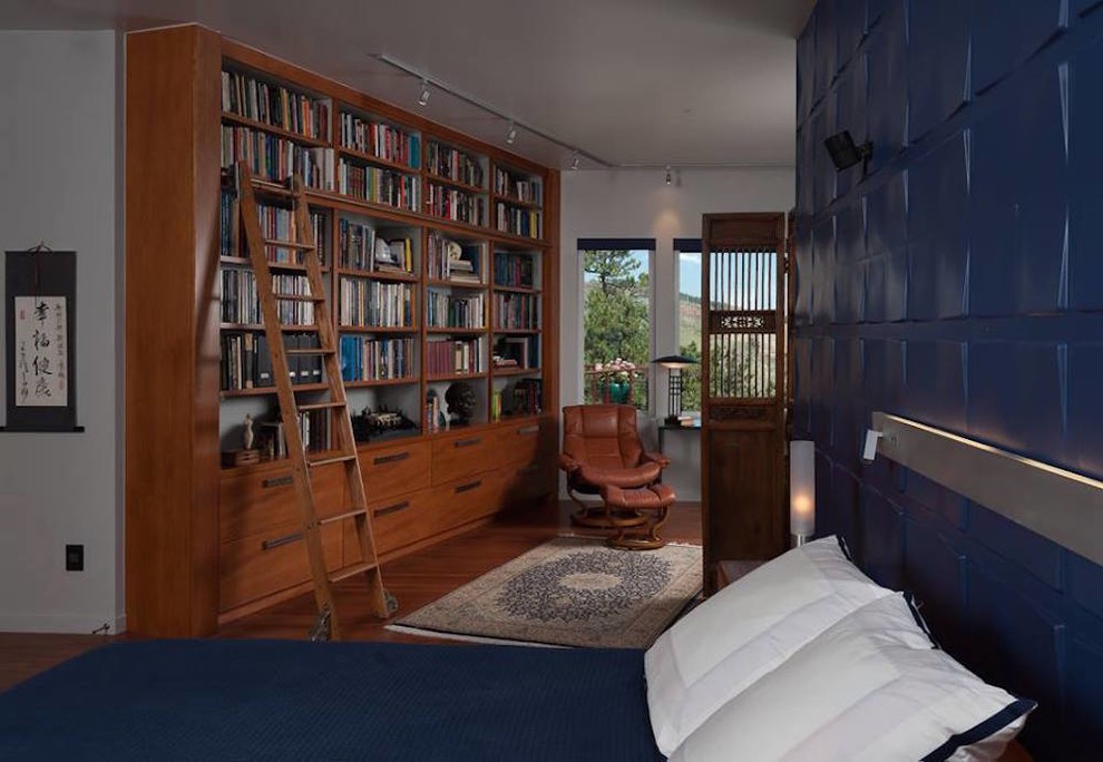 На фото: большая хозяйская спальня в стиле ретро с белыми стенами и темным паркетным полом без камина