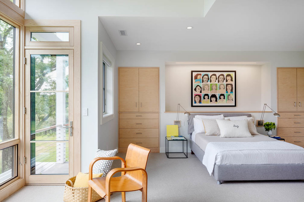 На фото: хозяйская спальня в современном стиле с серыми стенами, ковровым покрытием и серым полом с