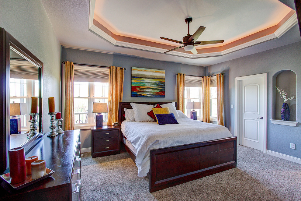 Стильный дизайн: спальня в стиле неоклассика (современная классика) с серыми стенами, ковровым покрытием, серым полом и многоуровневым потолком - последний тренд