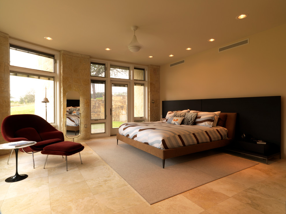 Großes Eklektisches Hauptschlafzimmer mit beiger Wandfarbe, Travertin und beigem Boden in Austin
