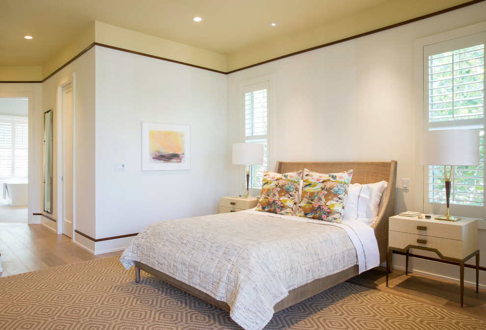 マイアミにある広いコンテンポラリースタイルのおしゃれな主寝室 (白い壁、淡色無垢フローリング、ベージュの床) のインテリア