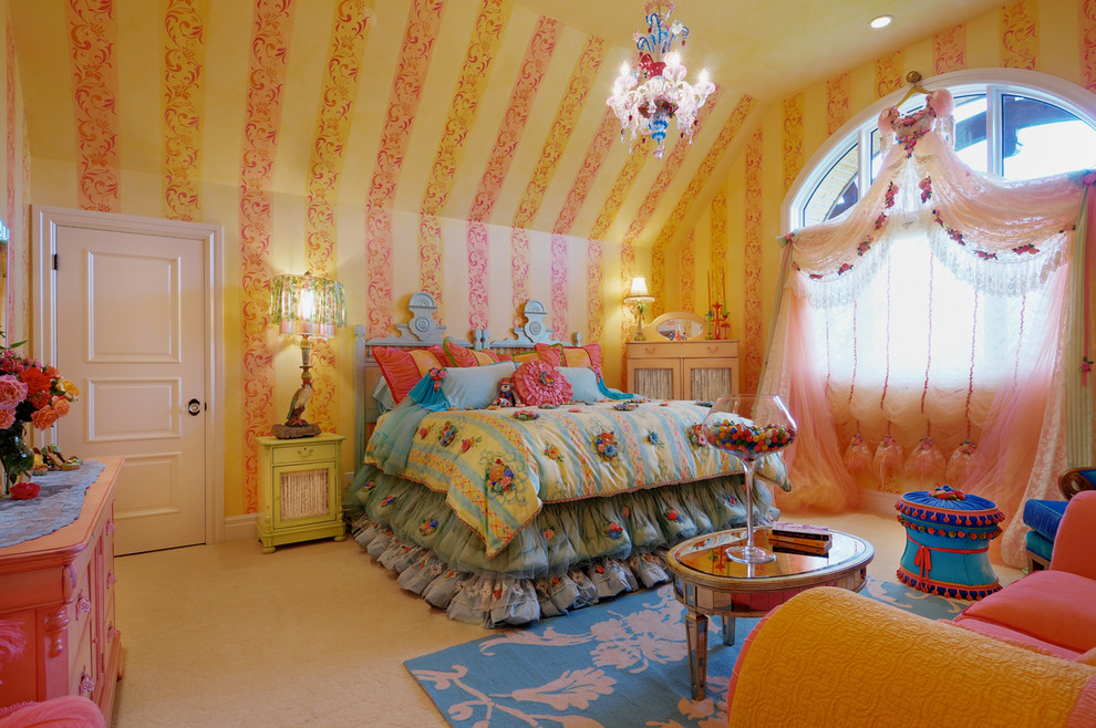 На фото: большая гостевая спальня (комната для гостей) в стиле фьюжн с желтыми стенами, ковровым покрытием и желтым полом без камина