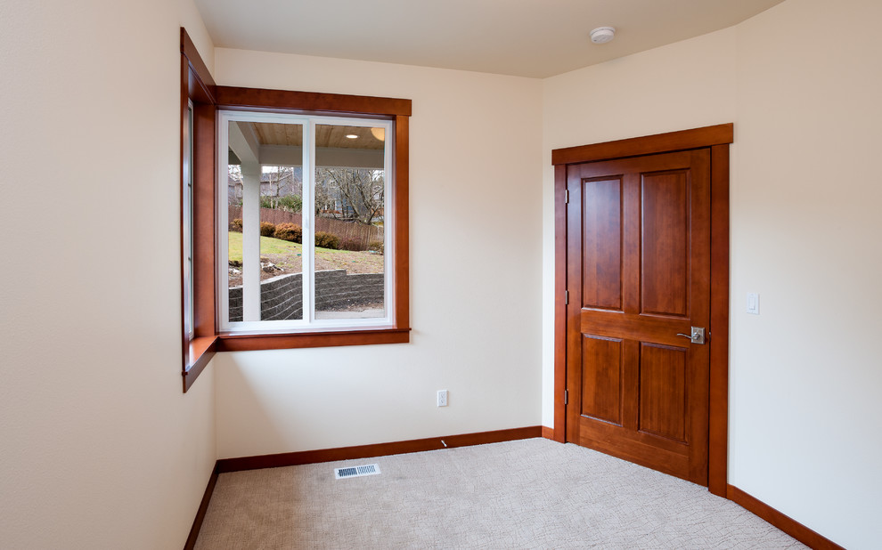 Imagen de habitación de invitados tradicional de tamaño medio con paredes blancas, moqueta y suelo gris