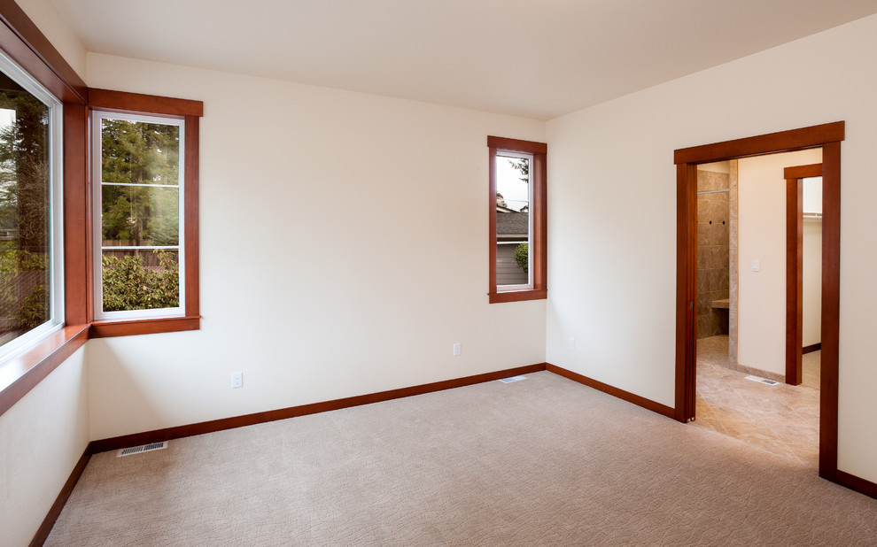 Diseño de dormitorio principal tradicional de tamaño medio con paredes blancas, moqueta y suelo gris