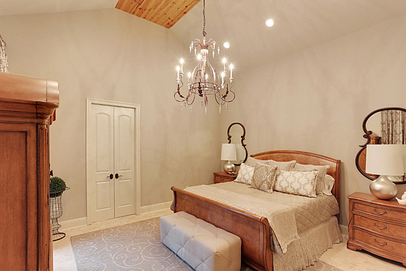 Modelo de habitación de invitados clásica de tamaño medio sin chimenea con paredes azules, suelo de travertino y suelo beige