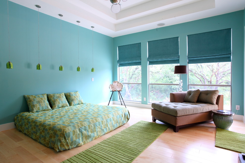 На фото: большая хозяйская спальня в современном стиле с синими стенами и светлым паркетным полом без камина с