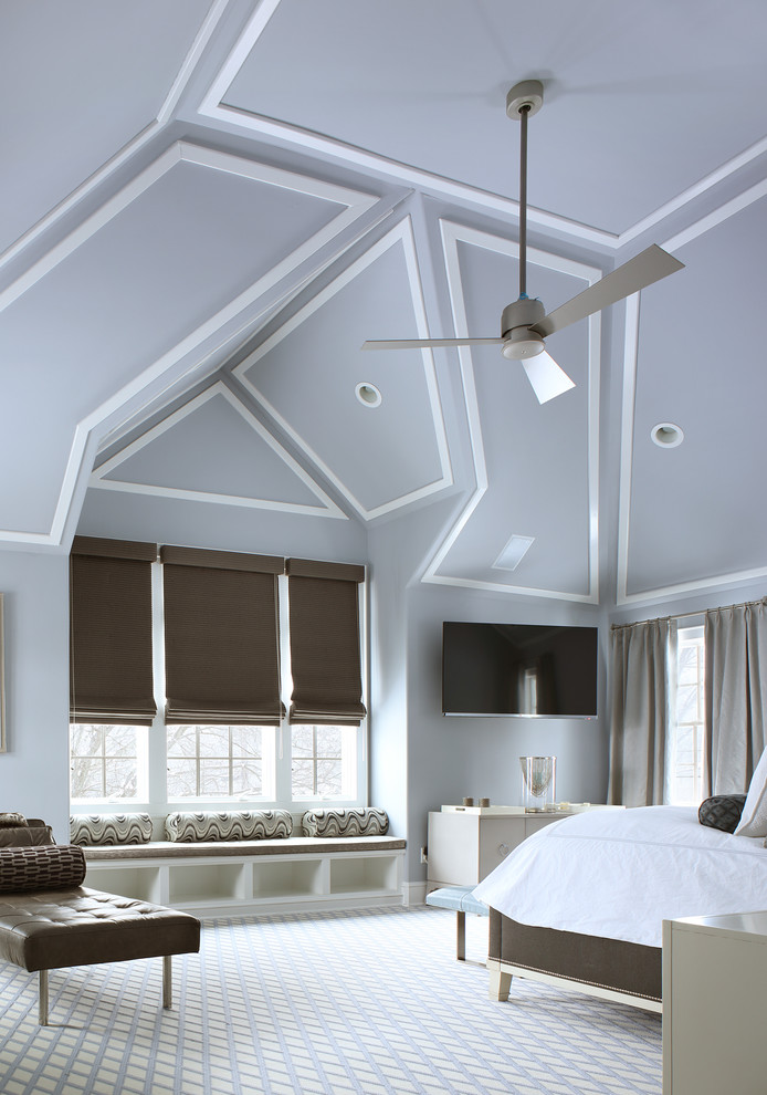 Идея дизайна: большая хозяйская спальня в классическом стиле с ковровым покрытием