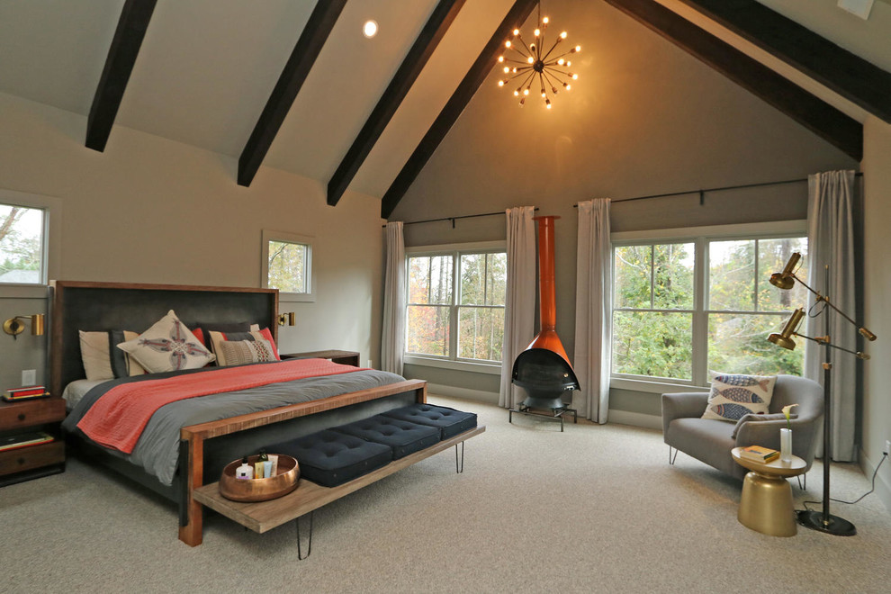 Cette image montre une grande chambre design avec un mur beige, un poêle à bois et un sol marron.