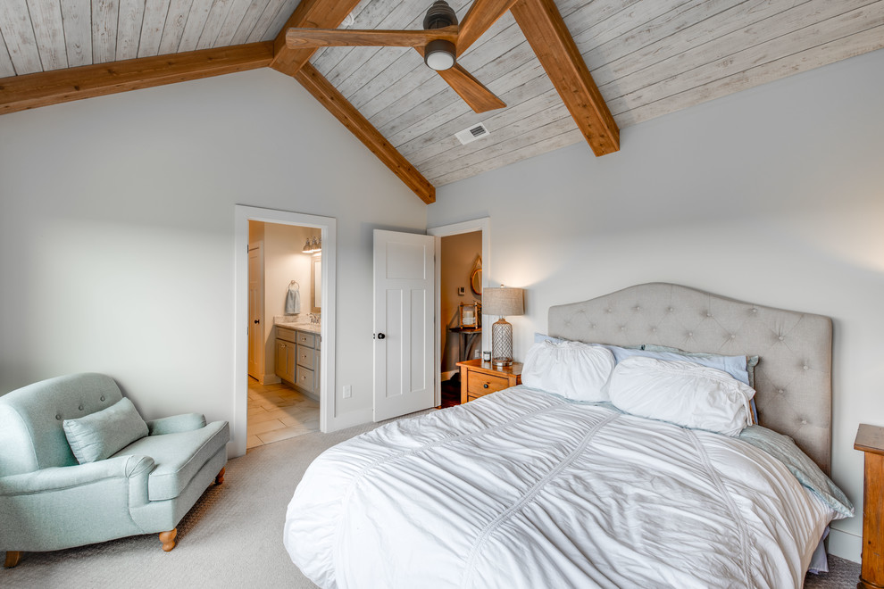 Ejemplo de dormitorio principal tradicional de tamaño medio con paredes grises, moqueta y suelo gris