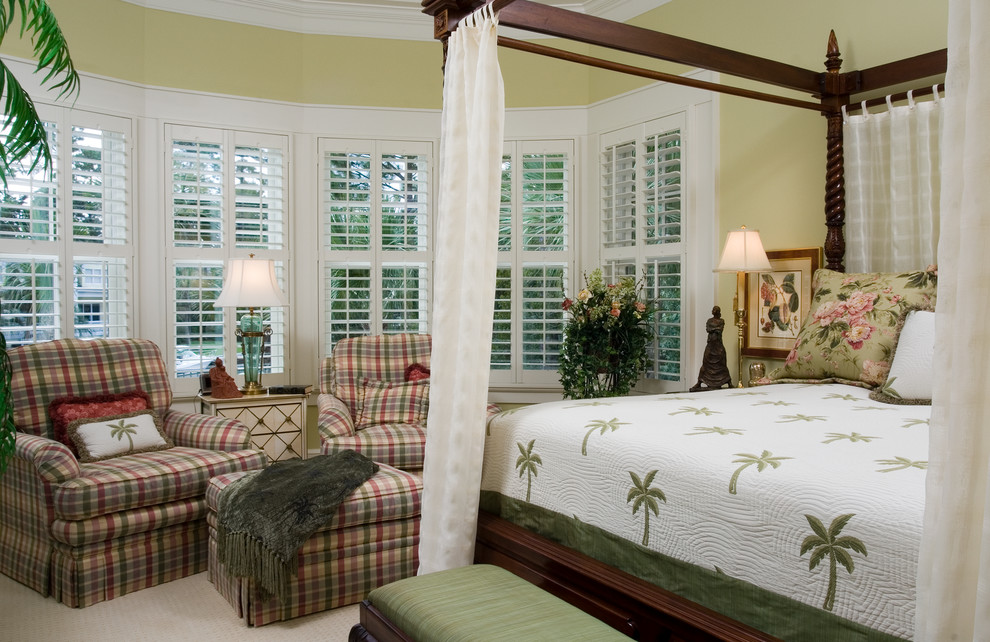 Modelo de dormitorio principal costero de tamaño medio con paredes verdes