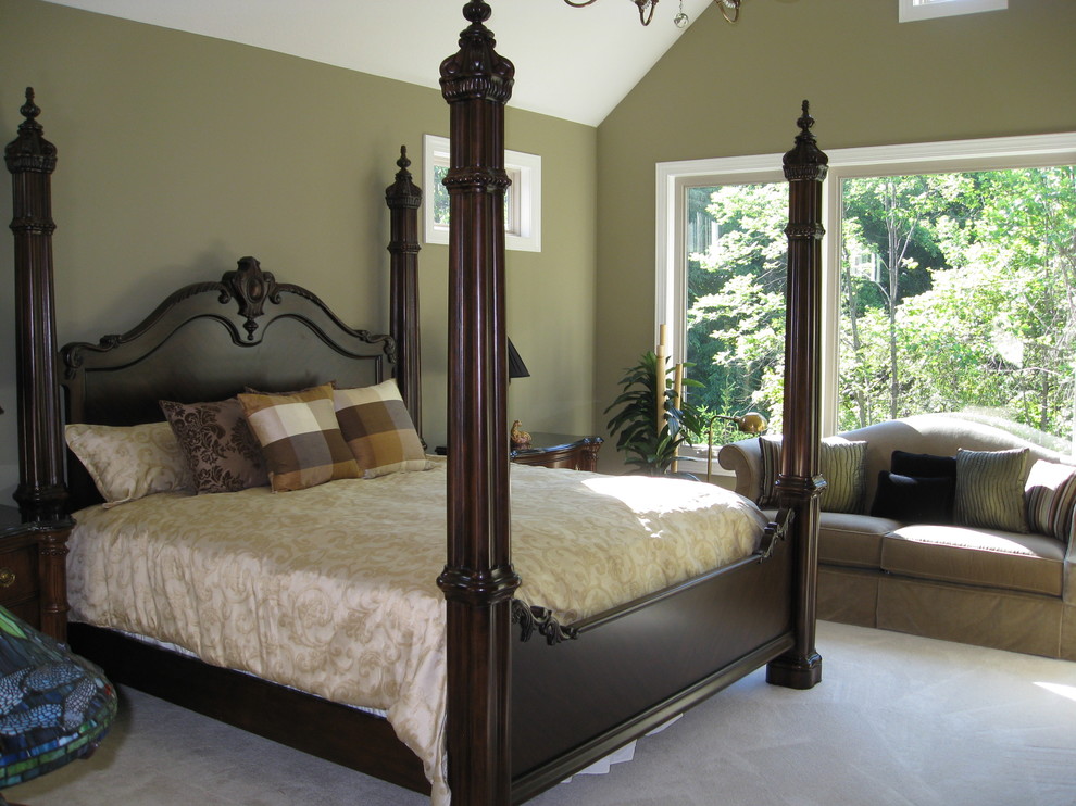 Design ideas for a classic bedroom in Cleveland.