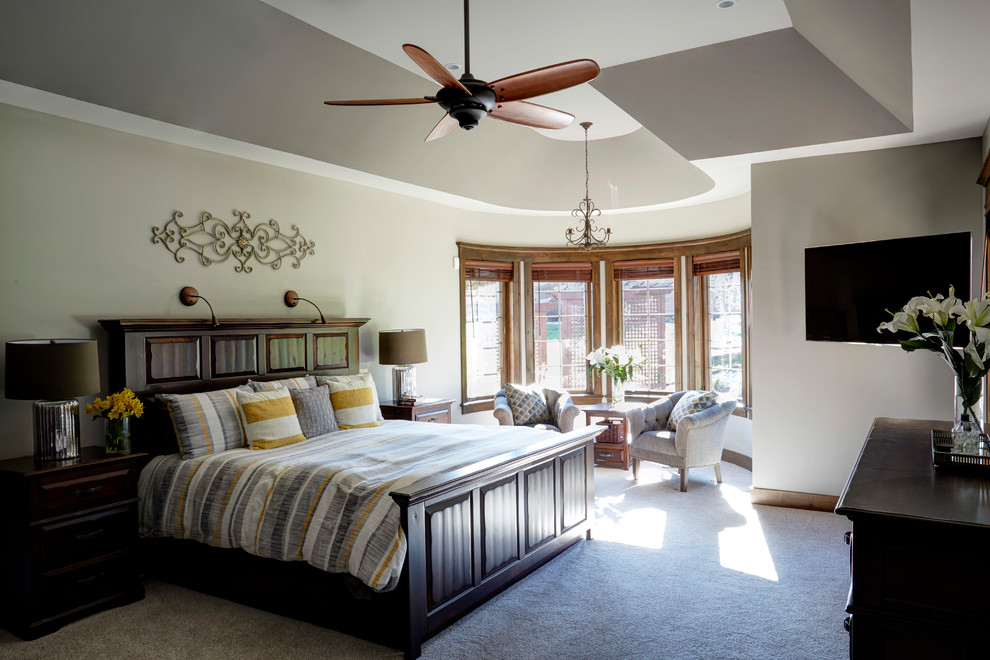 Пример оригинального дизайна: хозяйская спальня в стиле рустика с серыми стенами, ковровым покрытием и бежевым полом
