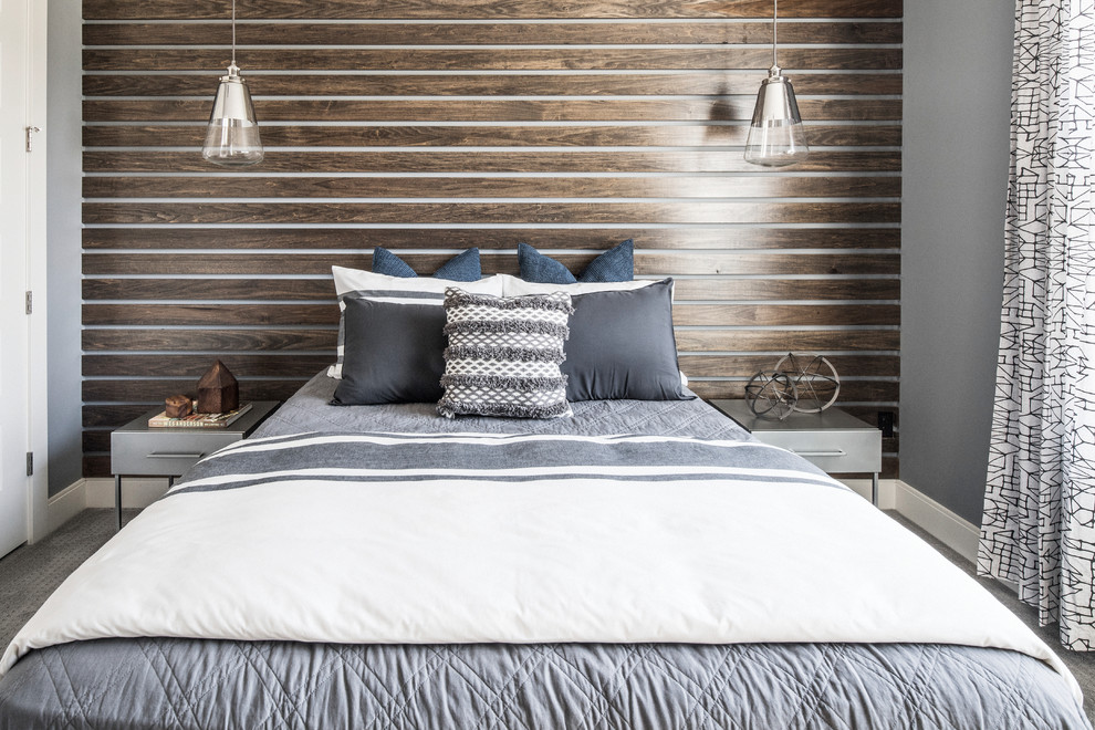 Источник вдохновения для домашнего уюта: спальня в стиле неоклассика (современная классика) с ковровым покрытием, серым полом, коричневыми стенами и акцентной стеной