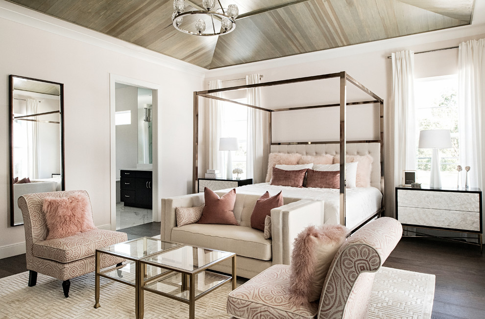 オーランドにあるトランジショナルスタイルのおしゃれな主寝室 (ピンクの壁、濃色無垢フローリング、茶色い床) のインテリア
