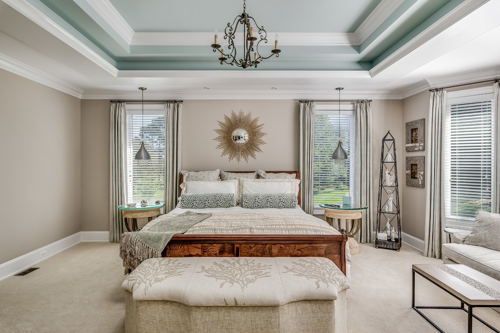 Modelo de dormitorio principal clásico con paredes grises, moqueta y suelo beige