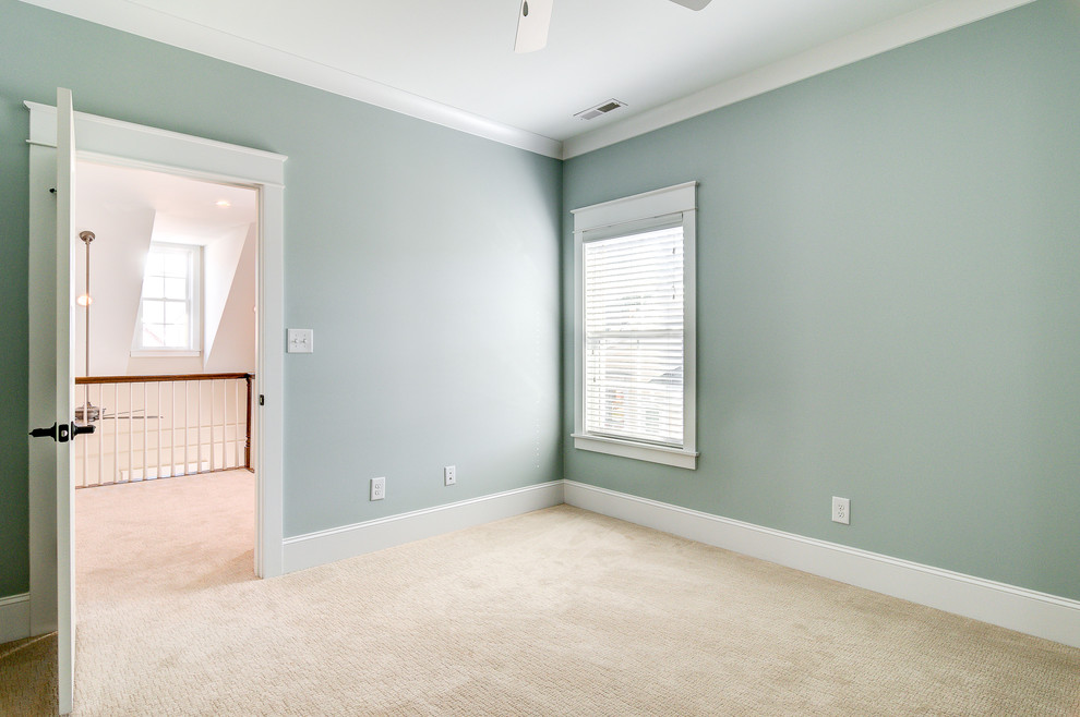 Idéer för ett mellanstort klassiskt gästrum, med blå väggar, heltäckningsmatta och beiget golv