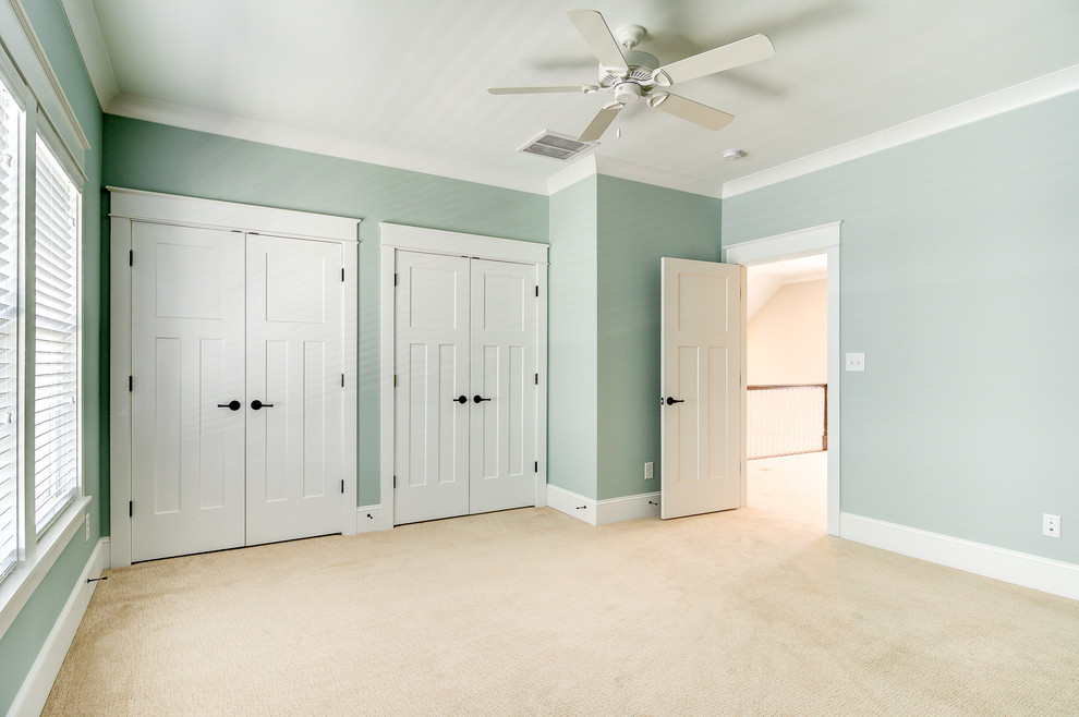 Ejemplo de habitación de invitados tradicional renovada de tamaño medio con paredes azules, moqueta y suelo beige