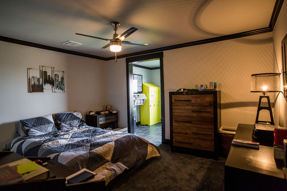 Idéer för mellanstora funkis sovrum, med heltäckningsmatta, svart golv och beige väggar