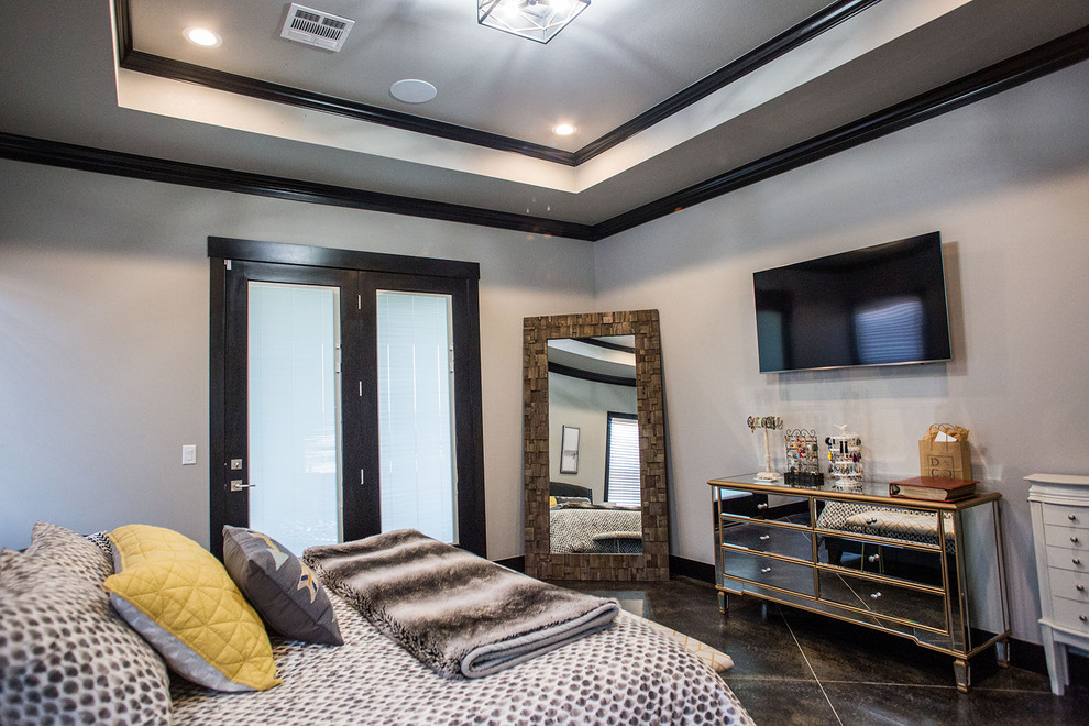 На фото: хозяйская спальня среднего размера в стиле модернизм с серыми стенами, бетонным полом и черным полом без камина