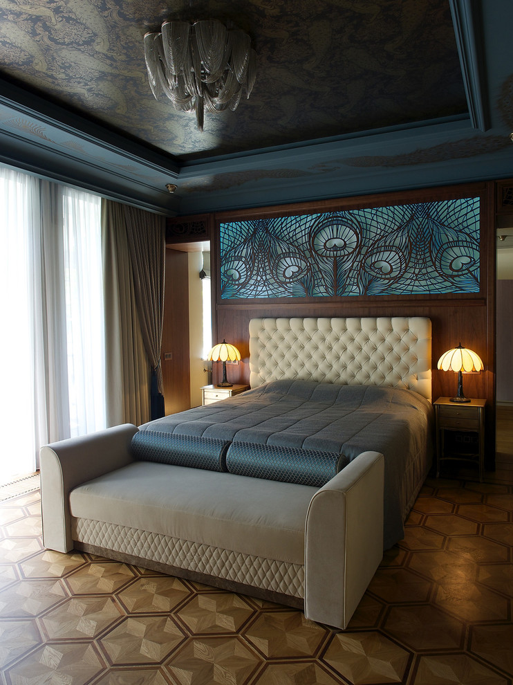 Источник вдохновения для домашнего уюта: большая хозяйская спальня в стиле ретро с синими стенами и паркетным полом среднего тона без камина