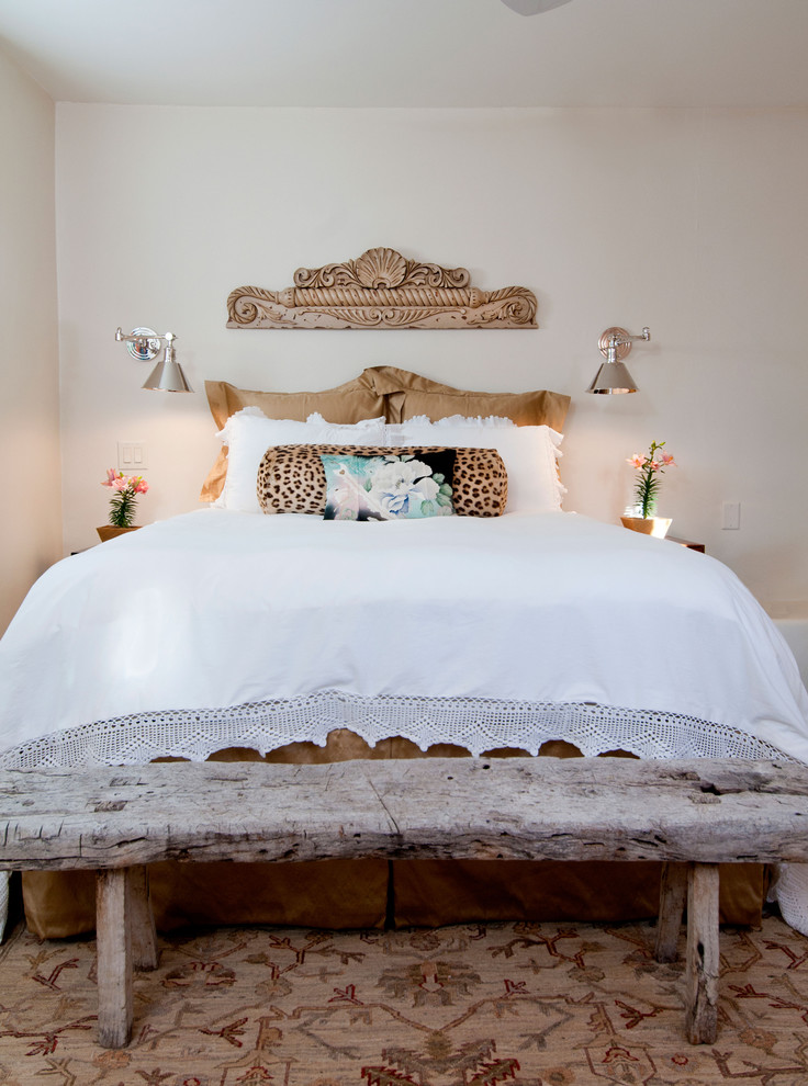 Modelo de dormitorio principal de estilo americano de tamaño medio con paredes beige, suelo de madera clara, chimenea de esquina y suelo beige