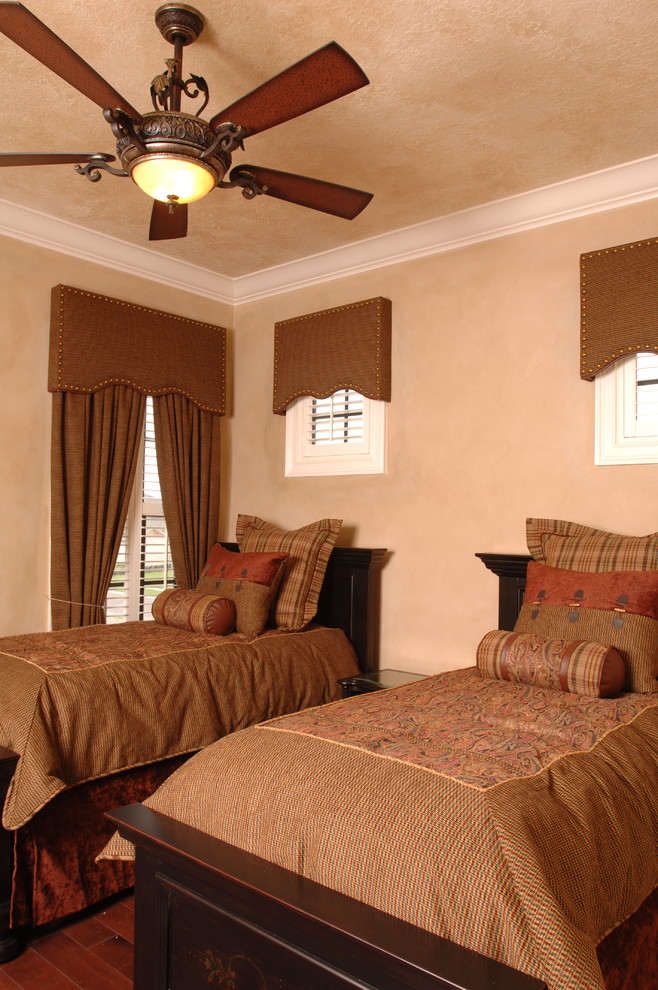Esempio di una camera degli ospiti chic con pareti beige e parquet scuro