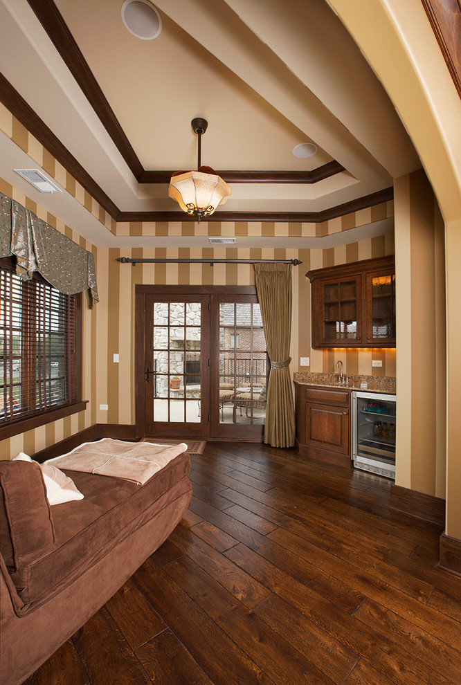 Diseño de dormitorio principal tradicional de tamaño medio con paredes multicolor y suelo de madera en tonos medios