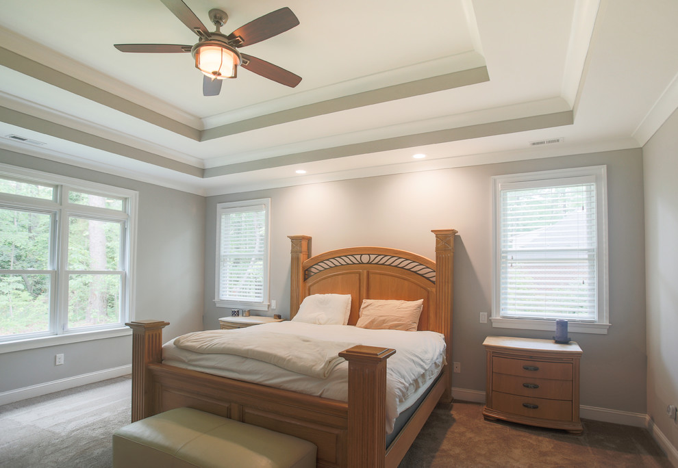Источник вдохновения для домашнего уюта: большая хозяйская спальня в стиле кантри с серыми стенами, ковровым покрытием и коричневым полом без камина