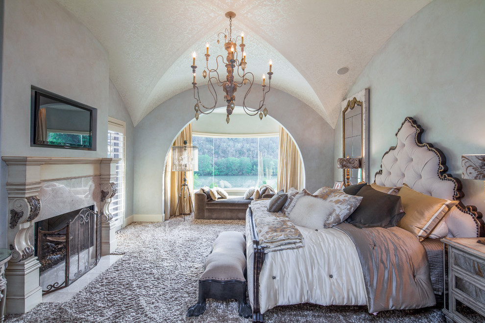 Свежая идея для дизайна: большая хозяйская спальня: освещение в классическом стиле с синими стенами, ковровым покрытием, стандартным камином, фасадом камина из плитки и серым полом - отличное фото интерьера