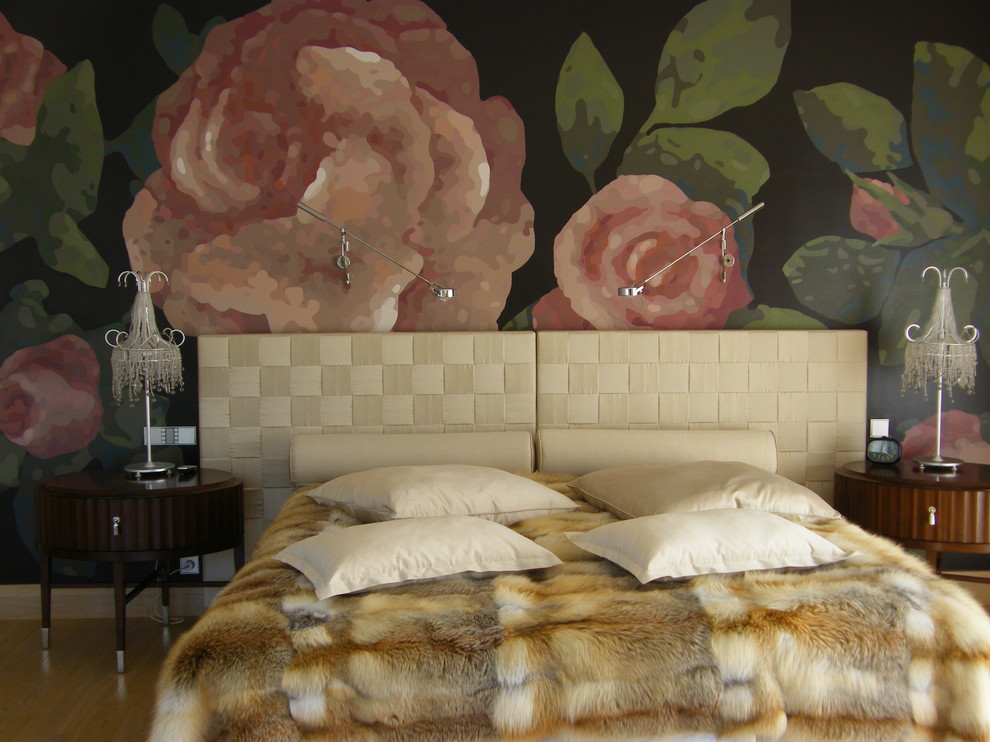 На фото: большая хозяйская спальня в стиле ретро с разноцветными стенами и светлым паркетным полом без камина с