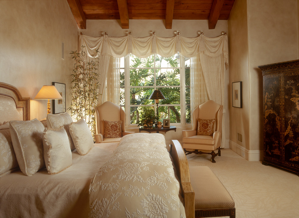 Imagen de habitación de invitados clásica de tamaño medio con paredes beige y moqueta