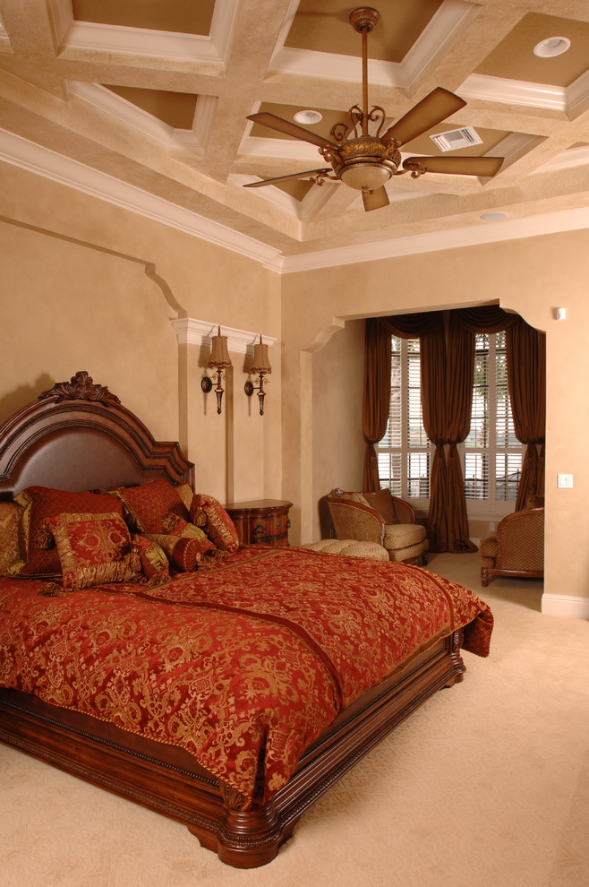 Esempio di una camera matrimoniale chic con pareti beige e moquette