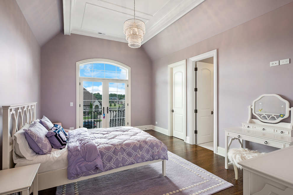 Diseño de habitación de invitados clásica con paredes púrpuras, suelo de madera oscura y suelo marrón