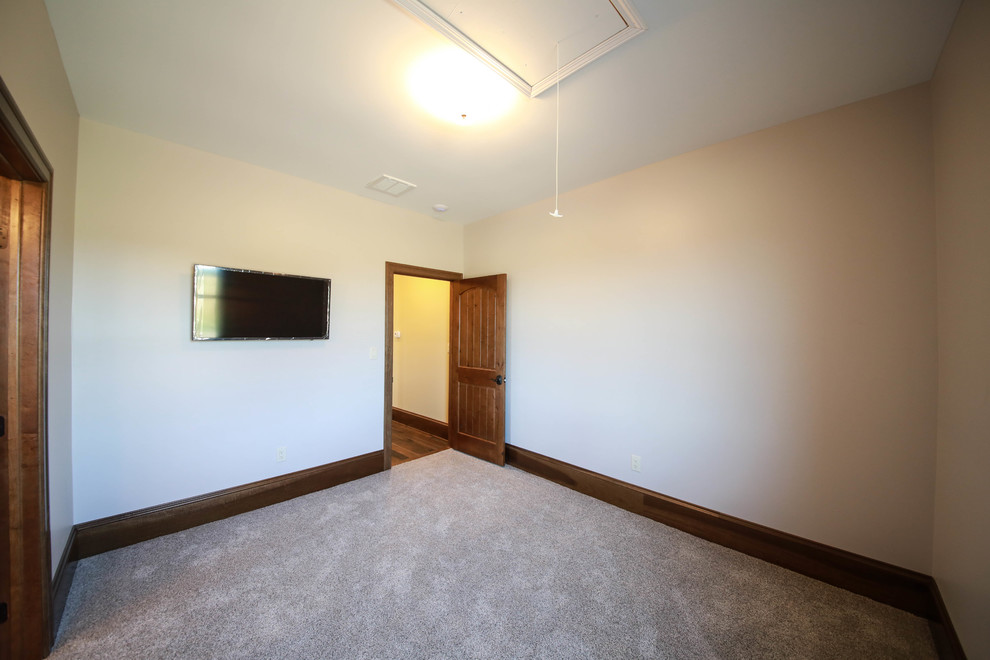 Idee per una camera degli ospiti tradizionale di medie dimensioni con pareti grigie e moquette