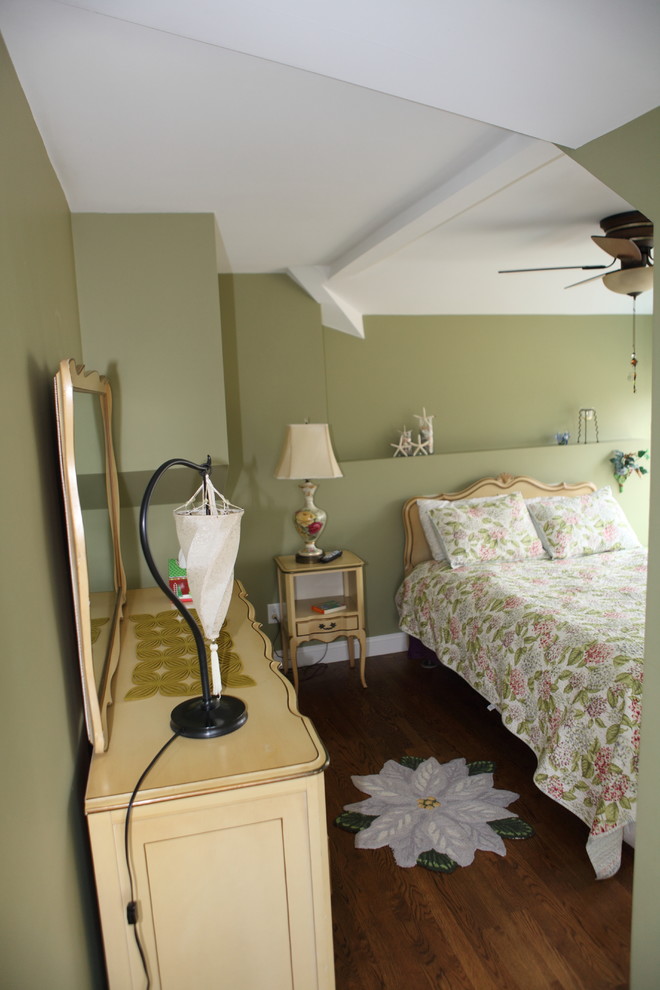 Esempio di una camera da letto classica di medie dimensioni con pareti verdi e pavimento in legno massello medio