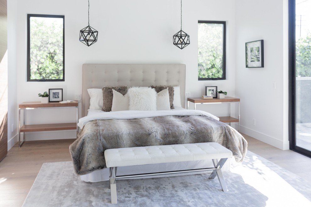 Стильный дизайн: маленькая хозяйская спальня в современном стиле с белыми стенами, полом из ламината и коричневым полом для на участке и в саду - последний тренд