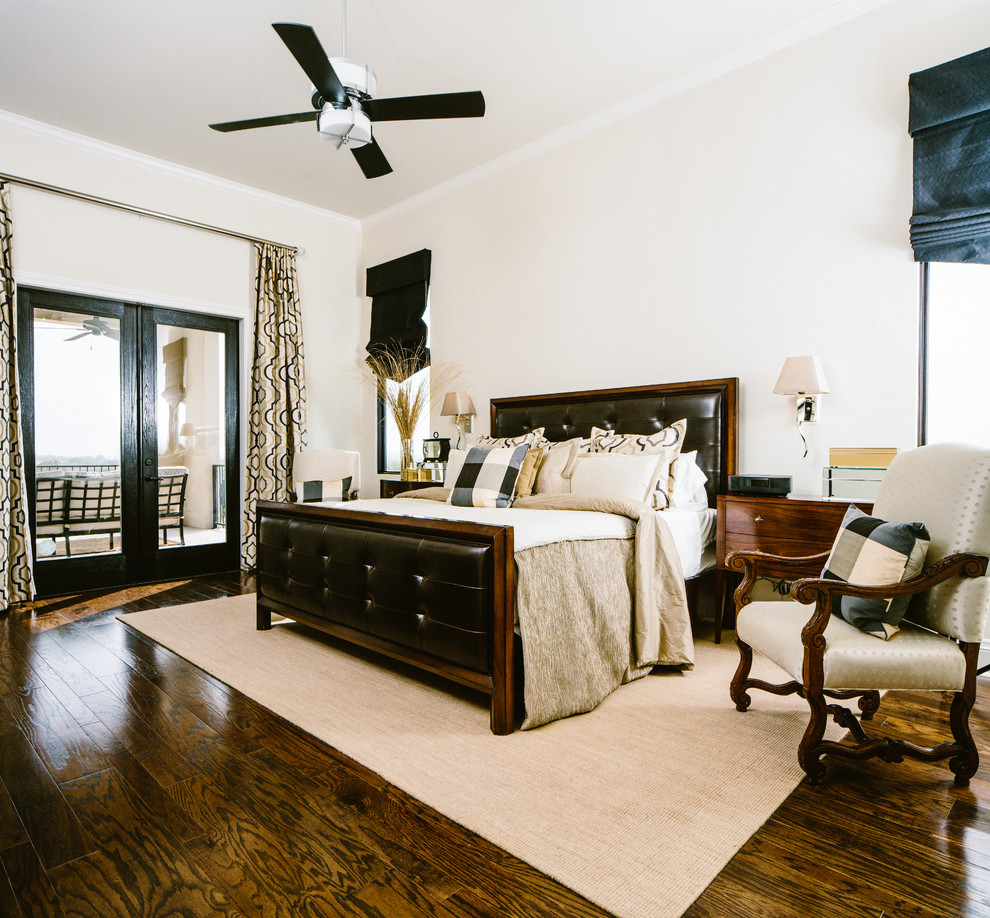 Foto de dormitorio principal clásico renovado grande con suelo de madera en tonos medios, paredes blancas y suelo marrón