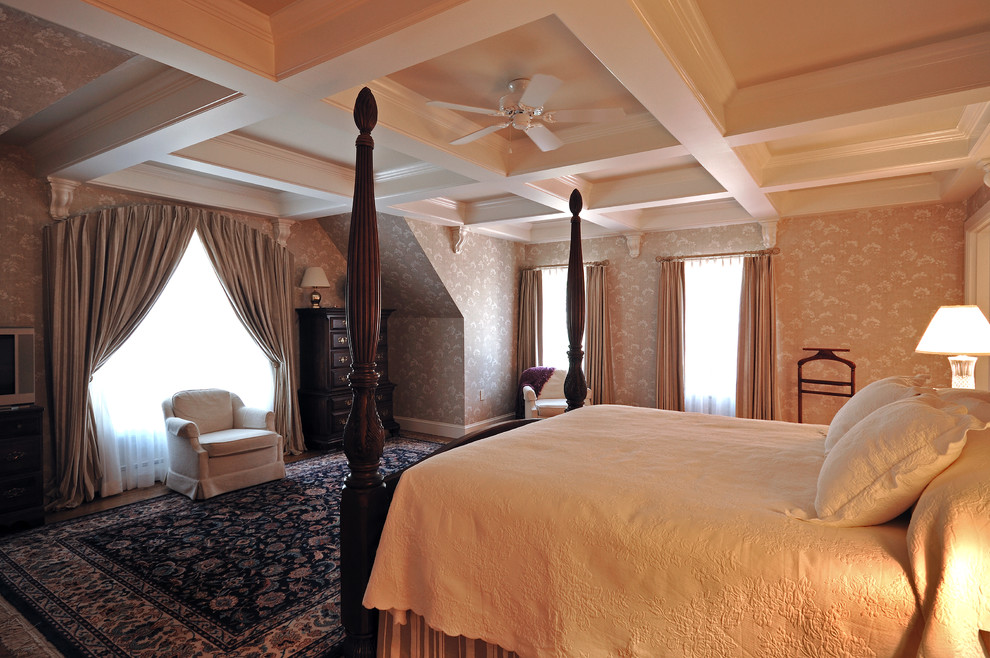 Aménagement d'une chambre parentale classique de taille moyenne avec un mur beige, parquet foncé, une cheminée standard et un manteau de cheminée en pierre.